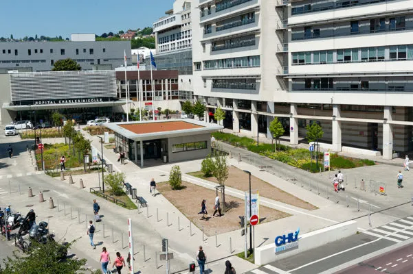 Parvis de l'hôpital Charles Nicolle, à Rouen