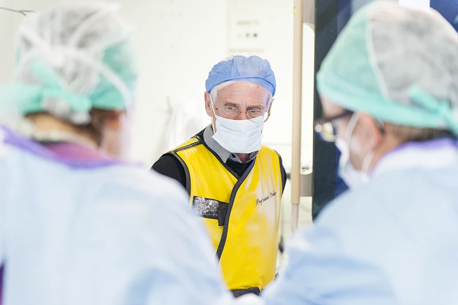 Professeur Alain Cribier, lors que l'opération de la pose de la 1000eme valve cardiaque
